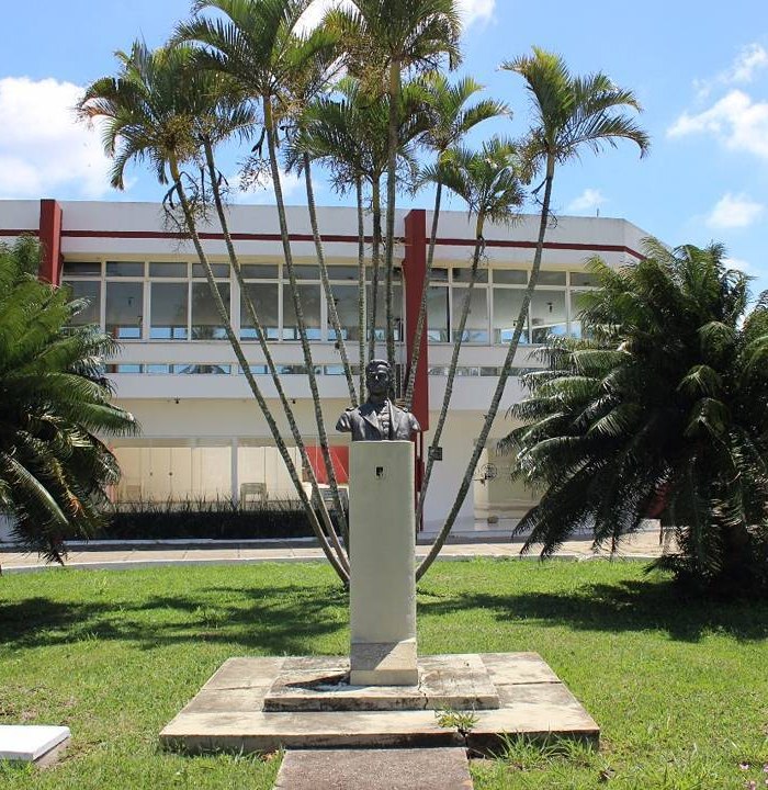 Busto do almirante Saldanha da Gama no jardim em frente à sede do clube