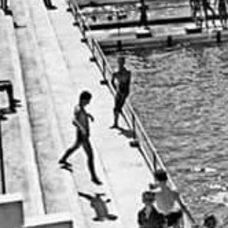Foto antiga de nadadores na borda da piscina do clube