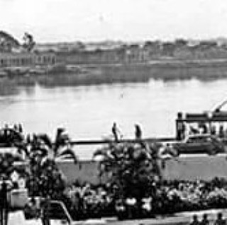 Foto antiga do rio Paraíba do Sul com barcos, vista da margem