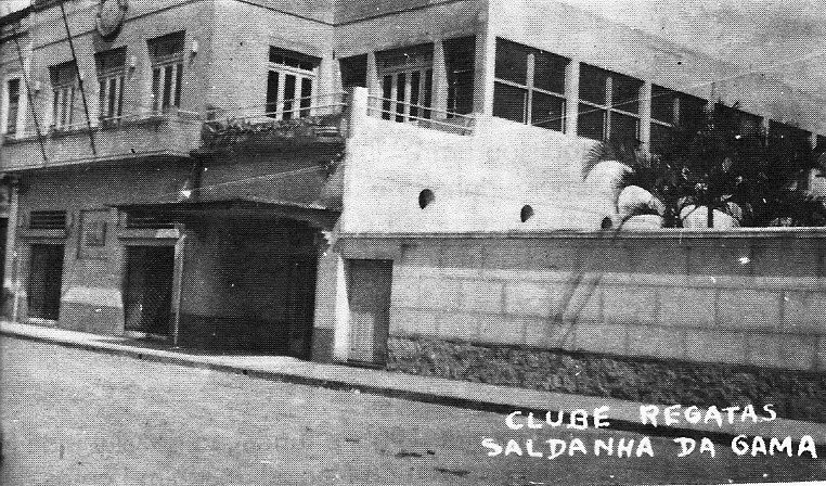Fotografia antiga da fachada com a inscrição Clube Regatas Saldanha da Gama