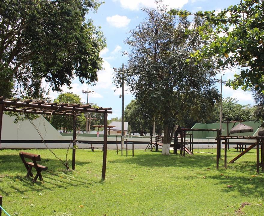 Jardins do clube com árvores e gramado