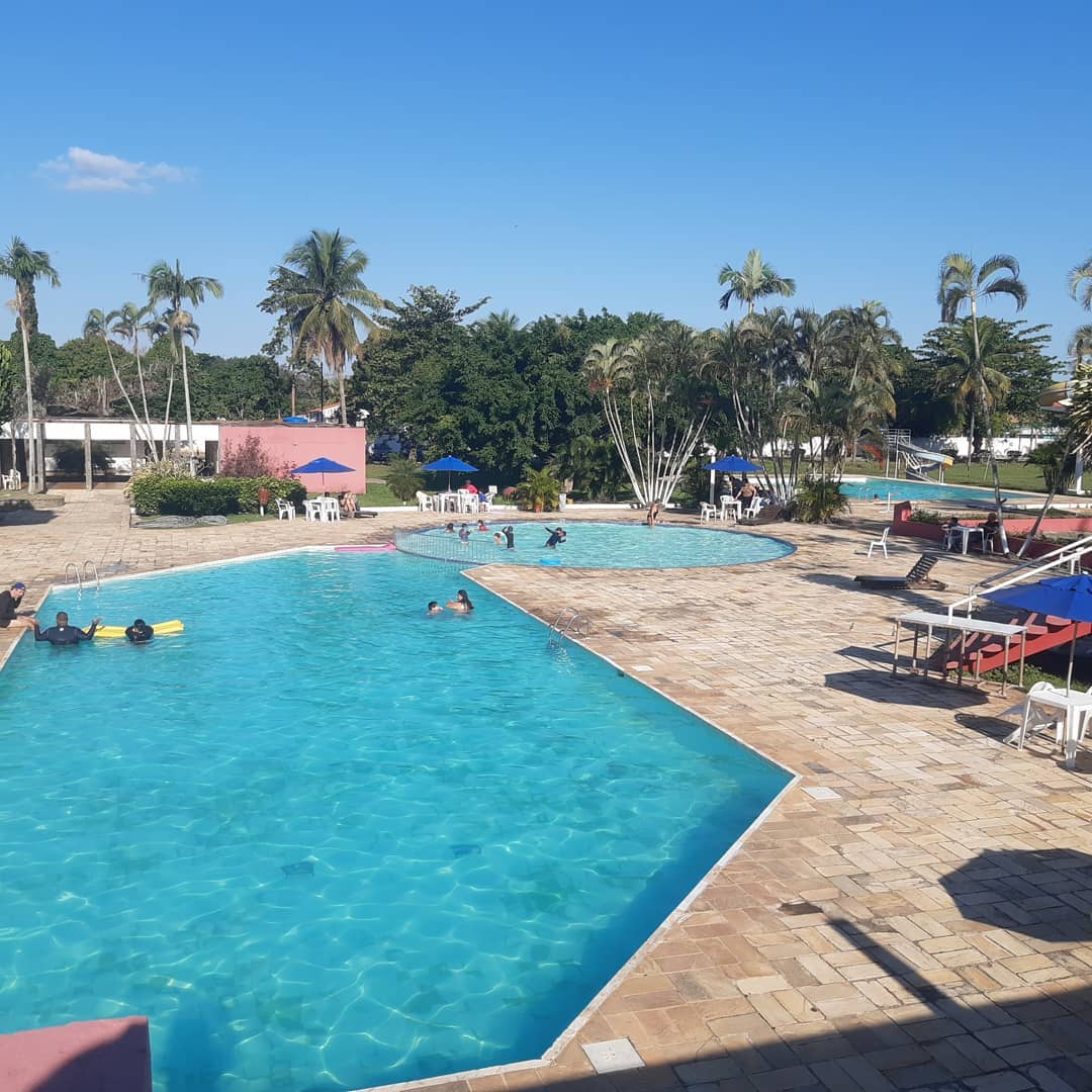 Piscinas do clube em dia de sol