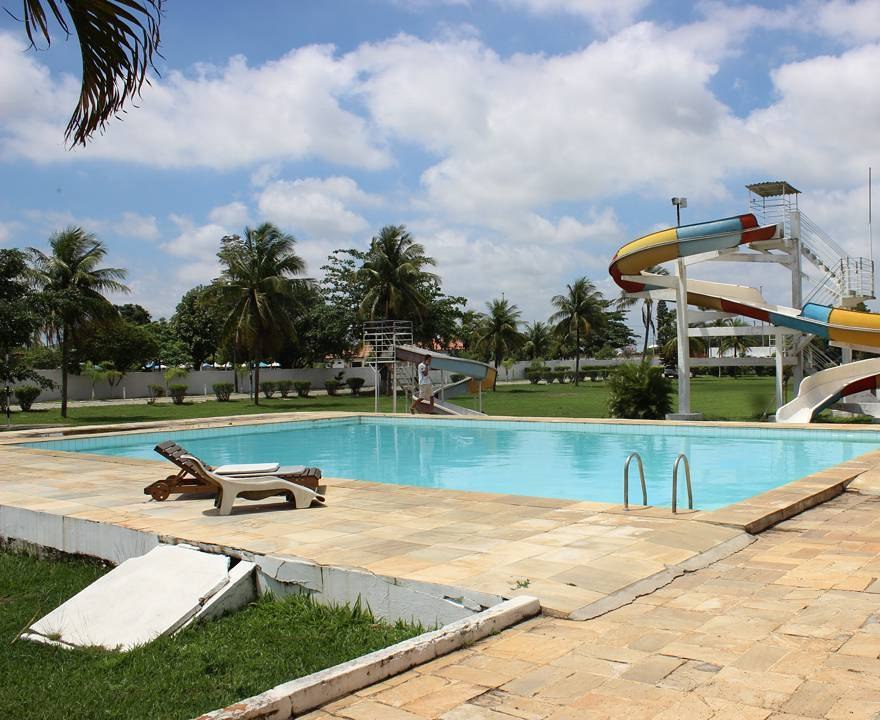 Piscina com toboáguas ao fundo