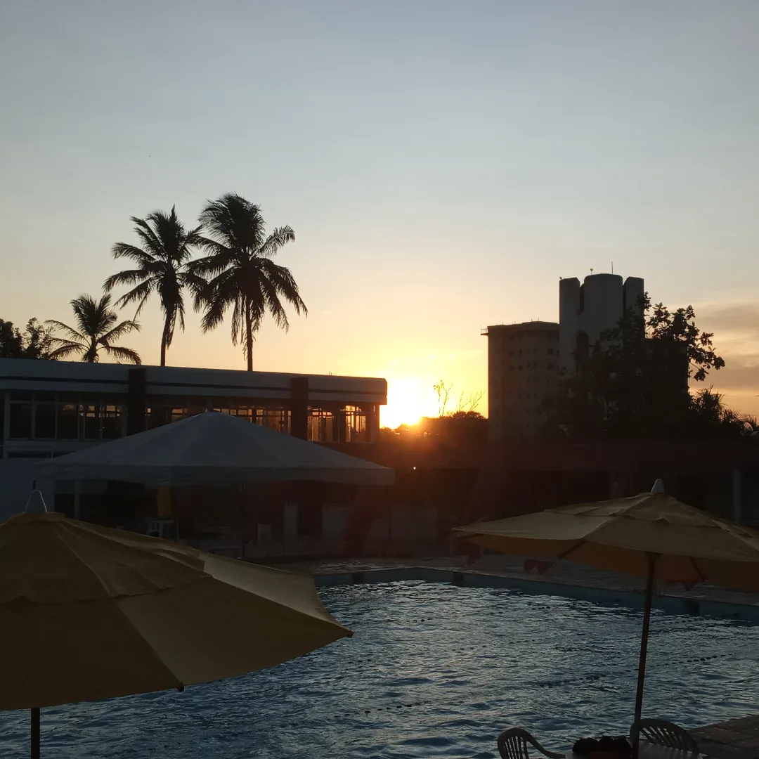 Pôr do sol visto da área das piscinas