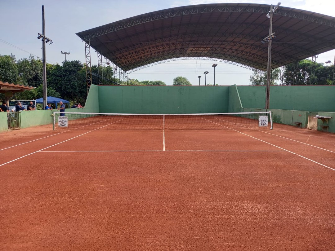Quadra de tênis de saibro coberta, onde acontece o Saldanha Open